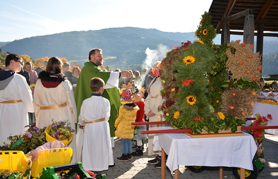 Die aus Getreideähren gebundene Erntekrone ist ein wichtiges Symbol für das Erntedankfest. Sie erinnert an die Abhängigkeit der Menschen von der Natur.