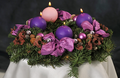 Die Kerzen des Adventkranzes werden im Laufe des Advents angezündet.