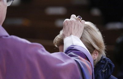 Das Aschenkreuz wird auch heuer wieder berührungslos auf das Haupt gestreut.