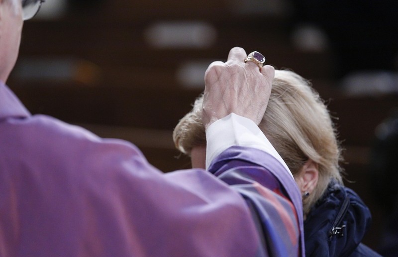 Das Aschenkreuz wird auch heuer wieder berührungslos auf das Haupt gestreut.